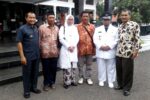 Thumbnail for the post titled: Setelah Dilantik, Kepala Desa Bodas Berfoto di Halaman Pendopo